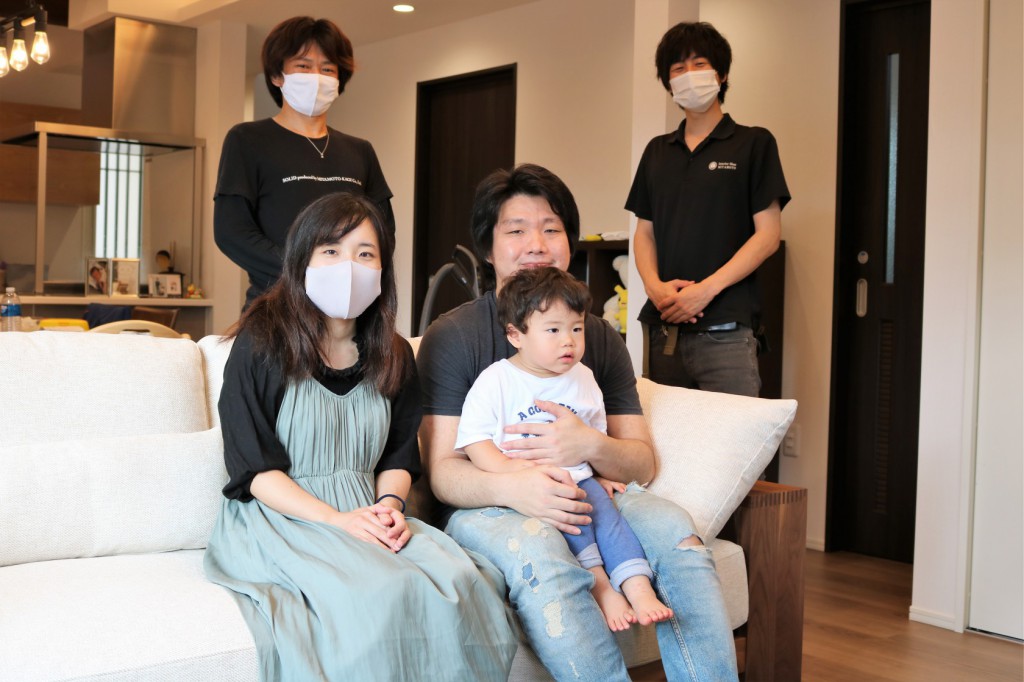M様、この度は家具の納品ありがとうございました。白いソファに素敵なラグ、お部屋の雰囲気にぴったりで良かったです！また、お店にも遊びに来ていただければと思います＾＾　高村